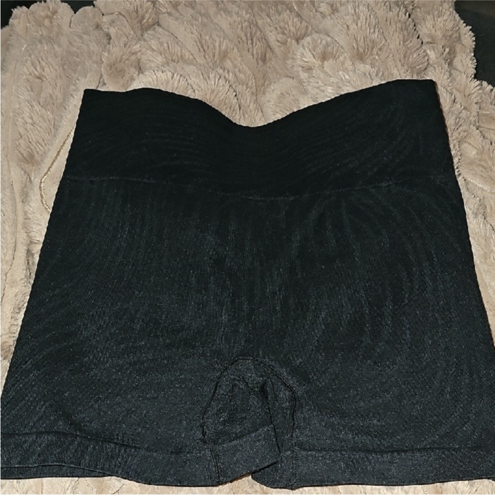 Women’s Black Butt Lifting Activewear Spandex Shorts 12” Across Waist Nwots